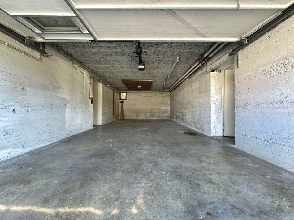 Große Garage m. Werkstatt