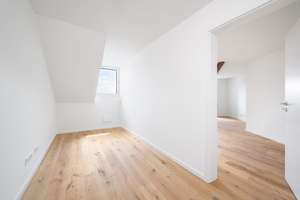 Exklusive 3‑Zi.-DG-Wohnung mit Stellplatz & Balkon in top sanierter Stadtvilla nahe City‑Galerie – Raunerstraße 23, 86153 Am Schäfflerbach, Augsburg – Vorschaubild 9