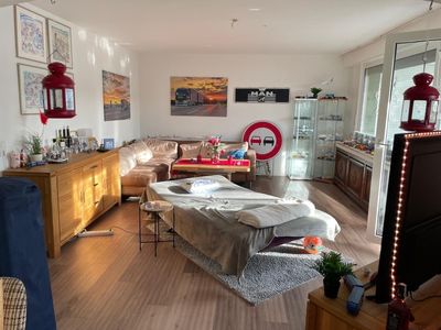 Charmante, helle Halbparterre-Wohnung mit Loggia – auch für eine Kleinfamilie geeignet.