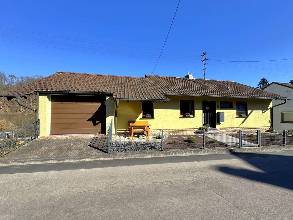 Immobilie in Oberlahr - Ankommen & wohlfühlen: Großzügiger Bungalow für jede Lebensphase in ruhiger Wohnlage - Bild 1