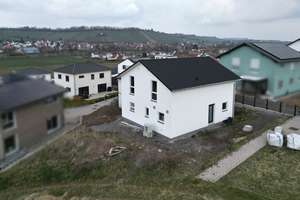 Neubau in KFW 40 Ausführung. – Die vollständige Adresse der Immobilie erhältst du vom Anbieter., 74397 Pfaffenhofen – Vorschaubild 1