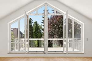 Lichtdurchflutete Dachgeschosswohnung in ruhiger Lage mit großer Fensterfront & Dachterrasse