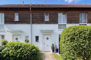 Kapitalanlage: Vermietetes Reihenmittelhaus in ruhiger Lage – Müngersdorfer Straße 39d, 12524 Altglienicke, Berlin – Vorschaubild 1