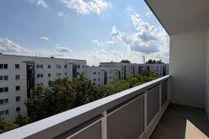 Tolles Familien-Apartment mit offener Küche, Balkon und Wannenbad! – Naumburger Ring 18, 12627 Hellersdorf, Berlin – Vorschaubild 2