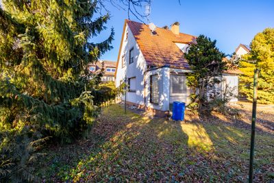 Zweifamilienhaus mit Mietpartei im OG , EG steht leer - zu sanieren!