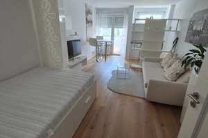 Alltagstaugliche vollmöblierte 1-Zimmer-Wohnung mit Balkon und Tiefgaragenstellplatz – Ostermayrstraße 5, 80807 Milbertshofen, München – Vorschaubild 1