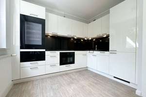 Hochwertige 3-Zimmer-Wohnung mit exklusiver Einbauküche, verglaster Südloggia & PKW-Stellplatz