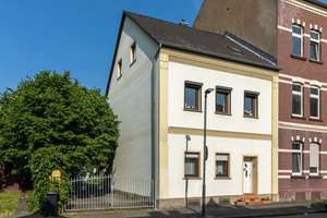 Kapitalanlage und / oder Mehrgenerationenhaus!
Zweifamilienhaus mit Potenzial in Leverkusen-Manfort – Die vollständige Adresse der Immobilie erhältst du vom Anbieter., 51373 Wiesdorf, Leverkusen – Vorschaubild 1