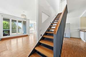 Lichtdurchflutete DG-Maisonette mit Terrasse, Balkon und TG-Platz in ruhiger Lage