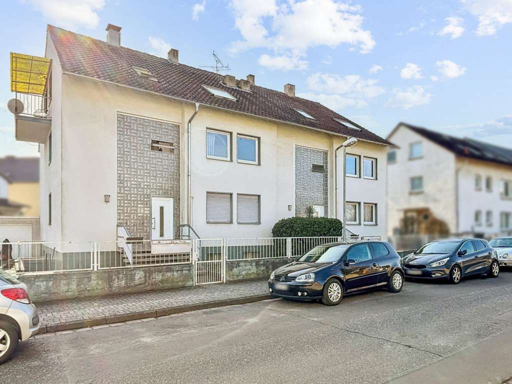 Immobilie in Obertshausen - 2 Doppelhaushälften mit je 3 Wohneinheiten und 3 Garagen auf großem Sonnengrundstück in Obertshausen - Bild 2