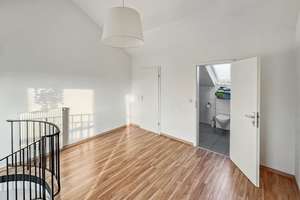 Charmante, sanierte Maisonettewohnung mit EBK und Stellplatz – sofort bezugsfrei! – Die vollständige Adresse der Immobilie erhältst du vom Anbieter., 97078 Versbach, Würzburg – Vorschaubild 6