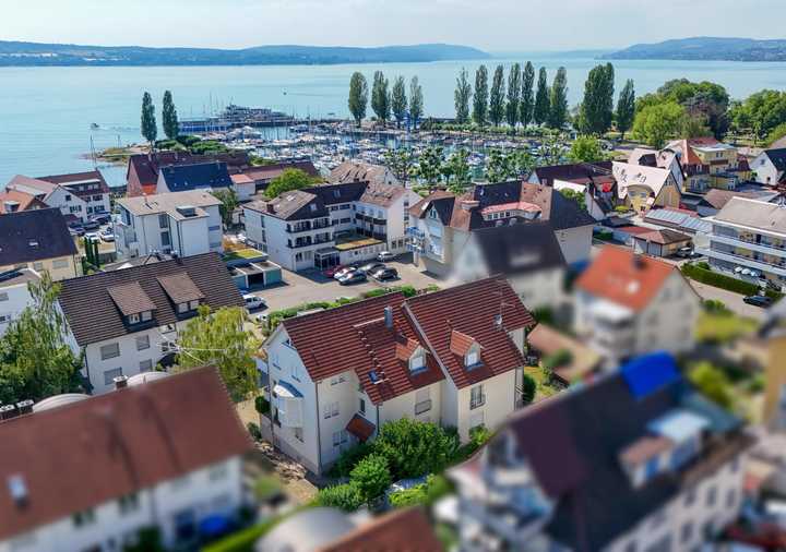 Bodensee-Feeling auf zwei Ebenen – Maisonettewohnung mit zwei Balkonen, Garage und nur wenige Schr