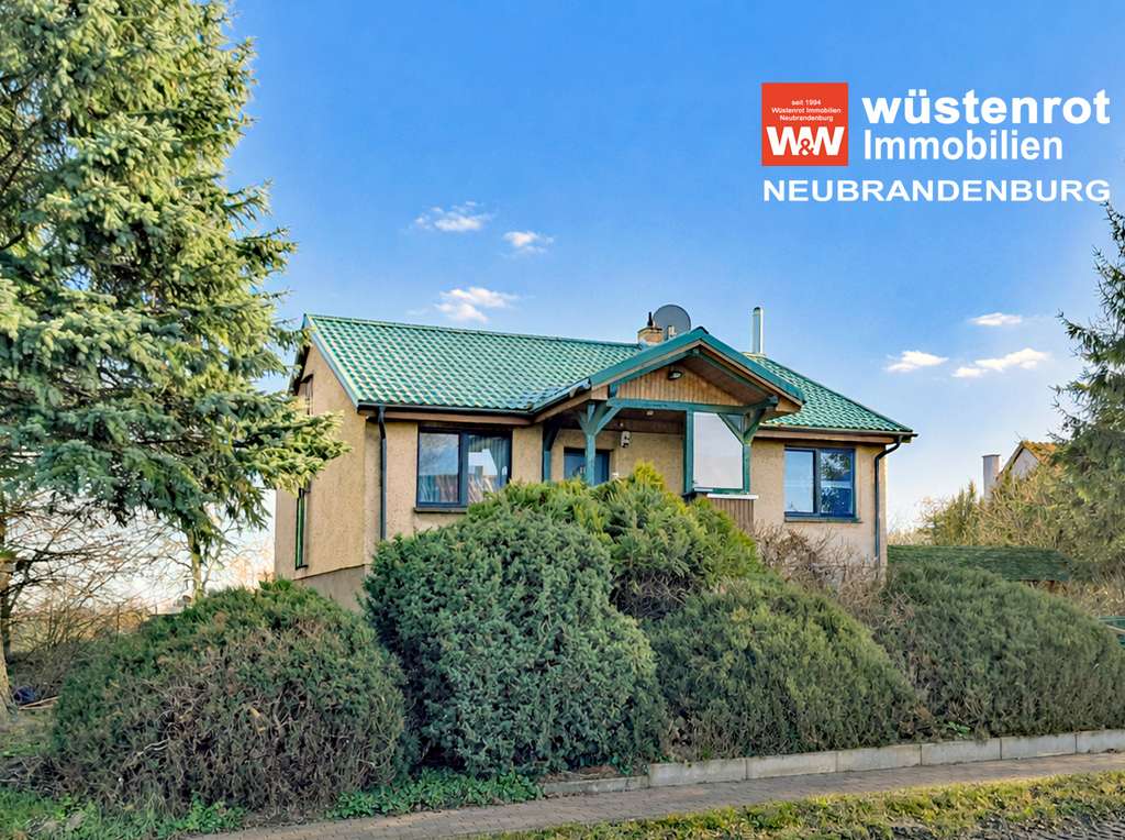 Immobilie in Anklam - VIEL PLATZ FÜR MENSCH UND TIER: WOHNEN AUF EINER EBENE MIT NEUER HEIZUNG + EINBAUKÜCHE + ZWEI BÄDER - Bild 0