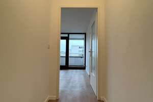 Modernisierte 2 Zimmer Whg, 5 Etage mit schönem Ausblick und Balkon, zentral und ruhig gelegen – Münsterstraße 8, 55116 Altstadt, Mainz – Vorschaubild 2