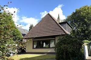 Klassisches Walmdach-Einfamilienhaus mit sonnigem Grundstück in Lurup