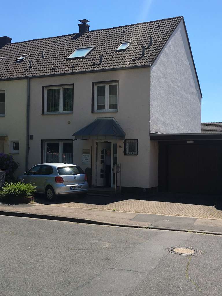 Modernisiertes praktisches Reihenendhaus von privat