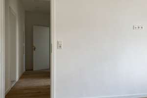 *** Frisch renovierte 3-Zimmer-Dachgeschosswohnung - günstig & zentral *** – Fürstenstr 16, 42277 Oberbarmen, Wuppertal – Vorschaubild 4