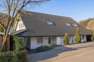 Energieeffizienz A+ trifft Lebensqualität – Wohnen, Vermieten und Golfen im Herzen des Sauerlands – Die vollständige Adresse der Immobilie erhältst du vom Anbieter., 57392 Schmallenberg – Vorschaubild 1