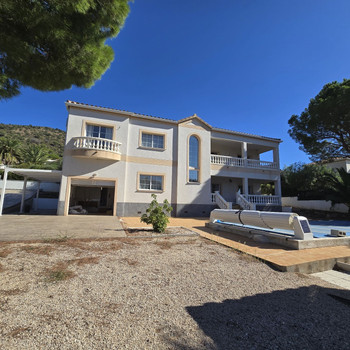 🌴 Prachtvolle Villa mit Pool, großem Garten und Blick auf die Bucht von Roses – Verkauf möbliert &a