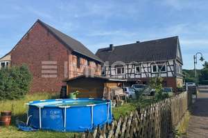 Leben auf großem Grund – Haus mit vielseitig nutzbarer Scheune – Die vollständige Adresse der Immobilie erhältst du vom Anbieter., 35108 Allendorf (Eder) – Vorschaubild 1