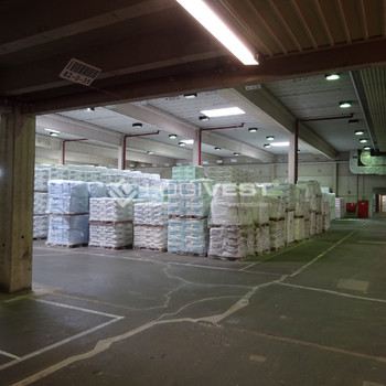 Logistik Hot Spot Duisburg / Lagerhalle mit Rampentoren und viel Freifläche