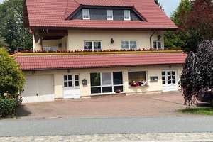 Haus im Haus, Mehrfamilienhaus mit 3 Parteien: Große Balkone &amp; super Grundrisse! – Die vollständige Adresse der Immobilie erhältst du vom Anbieter., 2708 Lawalde – Vorschaubild 5