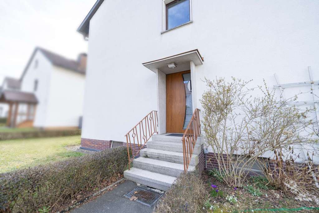 Immobilie in Neustadt bei Coburg - Großzügiges Zweifamilienhaus mit Terrasse, Garten und Garage in ruhiger Lage von Neustadt bei Coburg - Bild 1