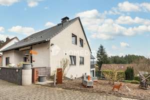 Zweifamilienhaus mit Terrasse, Dachterrasse und PV-Anlage in ruhiger Hanglage – Die vollständige Adresse der Immobilie erhältst du vom Anbieter., 58553 Halver – Vorschaubild 1