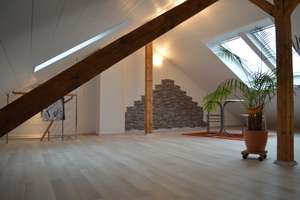 Modernisierte, sonnige 3-ZKB  mit Loft und Blick in den Himmel