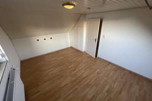 Sonnige 3 Zimmer DG-Whg.m.Stellplatz und Einbauküche in Stammheim ruhige Straße – 70439 Stammheim-Mitte, Stuttgart – Vorschaubild 4