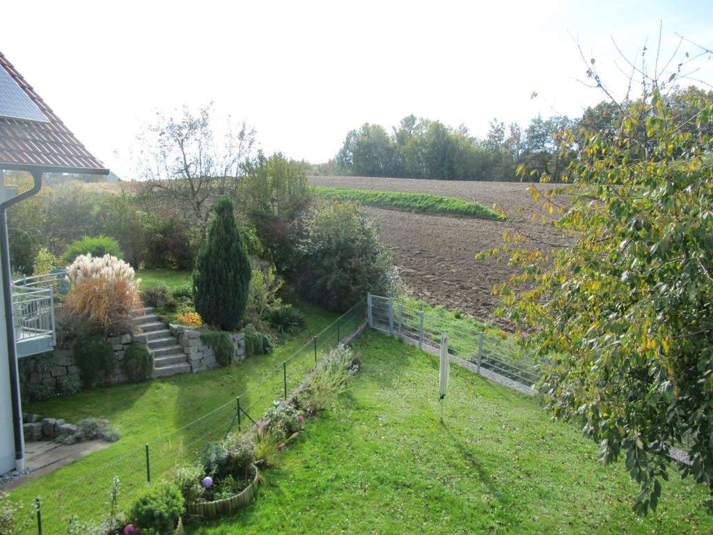 Immobilie in Rudelzhausen - 4-Zimmer-DG-Wohnung in einem topgepflegten Wohnhaus (nur 3 WE) in traumhafter Lage - Bild 2