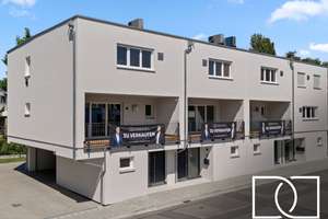 KFW40 Niedrigenergie mit Förderungen! Sofort bezugsfertiges Reihenhaus mit Stadtgarten am Fluss – Die vollständige Adresse der Immobilie erhältst du vom Anbieter., 95448 Hammerstatt/St. Georgen, Bayreuth – Vorschaubild 1