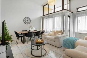 Besondere 5-Zimmer-Maisonette mit deckenhohen Fenstern, Balkon, Aufzug, Einbauküche und Garage