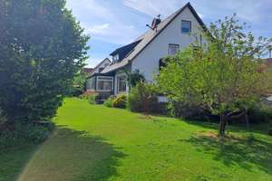 Familienidylle pur: Ein- bzw. Zweifamilienhaus mit wunderschönem Garten – Die vollständige Adresse der Immobilie erhältst du vom Anbieter., 86500 Kutzenhausen – Vorschaubild 1