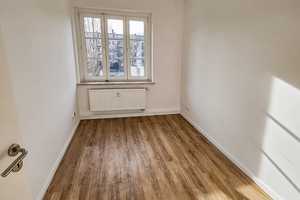 ++ Bezugsfreie 2 Zimmer-Wohnung mit Wintergarten zum Umbau ++ – Leipzig – Vorschaubild 2