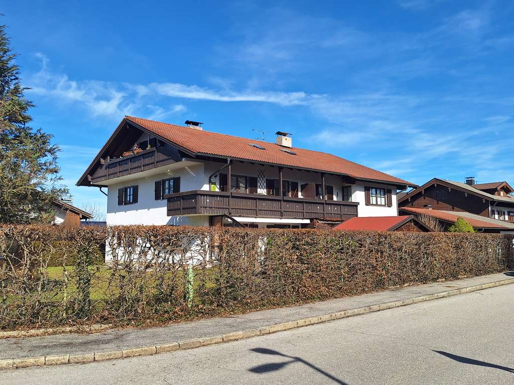 Immobilie in Bernau am Chiemsee - Lebenswerte, helle 3-Zi-Whg mit Bergblick, OG 1 - Bild 0