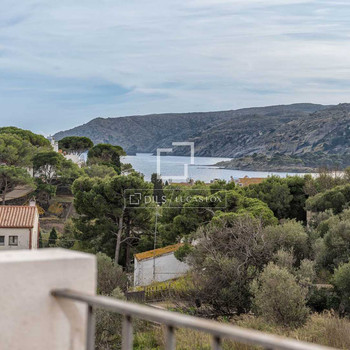 Elegantes Reihenhaus mit Garage und Meerblick in Cadaqués