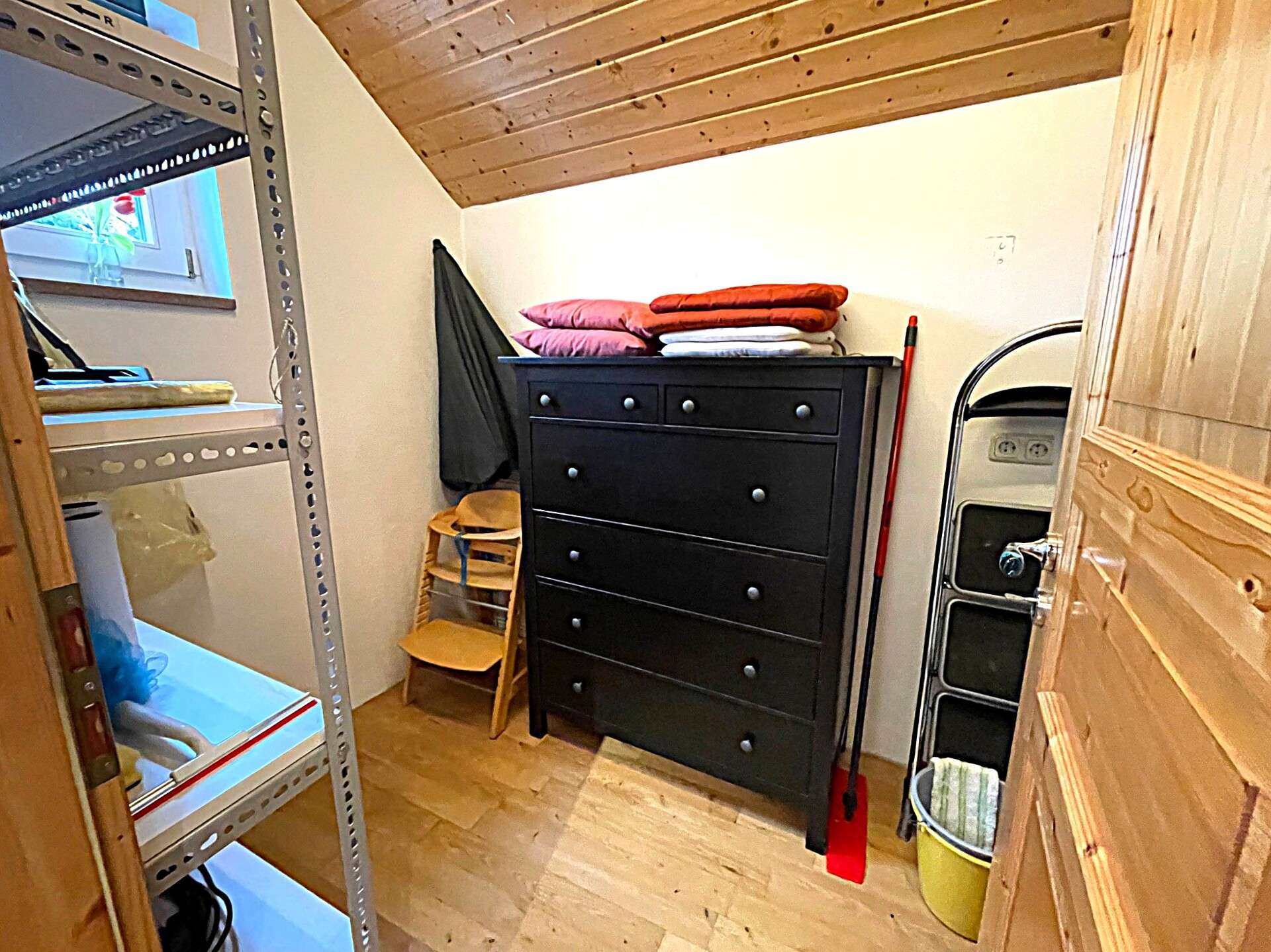 Immobilie in Üxheim - Wohnen Sie da, wo andere Urlaub machen
1 Haus und 1 Wohnung  mit Doppelgarage
stilvoll - gemütlich - Bild 16