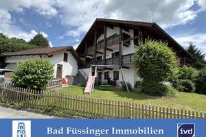 Doppelhaushälfte mit Einliegerwohnung und Doppelgarage in Rotthalmünster