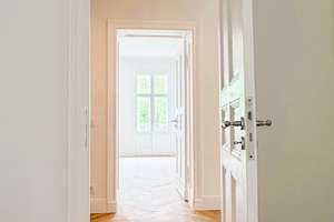 Vollständig modernisierte Altbauwohnung mit großzügigem Grundriss und Balkon im Samariterkiez. – Die vollständige Adresse der Immobilie erhältst du vom Anbieter., 10247 Friedrichshain, Berlin – Vorschaubild 2