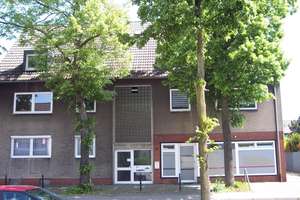 Mehrfamilienhaus mit 1 Ladenlokal und Garagen