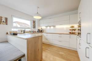 Neuwertige 4-Zimmerwohnung: Wohnen wie im eigenen Haus mit zwei Gärten