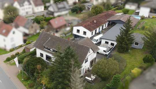 Bild von Mehrfamilienhaus mit Büro und Lagergebäuden in zentraler Lage