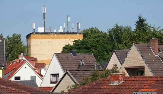 Bild von Einfamilienhaus mit Doppelgarage und Außenpool - provisionsfrei