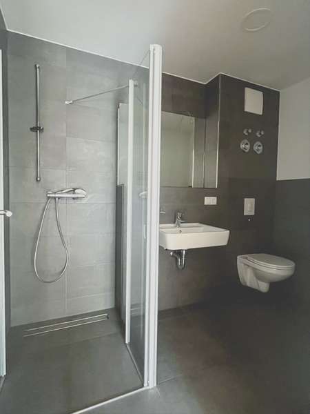 Badezimmer mit Dusche.jpg