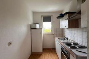 Schöne 3-Zimmer-Wohnung mit Balkon und Küche | 59 m² | ruhige Lage – Straße d. OdF 16, 6237 Spergau – Vorschaubild 2