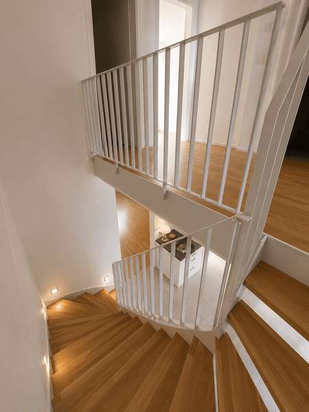 Holztreppe Innenansicht.png