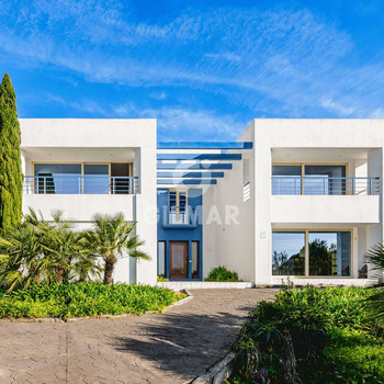 Diese freistehende Villa befindet sich in Cuartón Alto, Tarifa. Sie liegt zwischen dem Nationalpark 