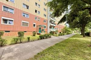 Eigentumswohnung mit 3 Zimmer und Balkon im Erdgeschoss – Die vollständige Adresse der Immobilie erhältst du vom Anbieter., 13059 Neu-Hohenschönhausen, Berlin – Vorschaubild 1