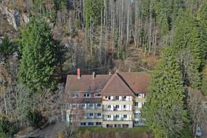Ein Haus mit Geschichte - Ehemaliges Krankenhaus von St. Blasien! Für Projektentwickler/Investoren! – Die vollständige Adresse der Immobilie erhältst du vom Anbieter., 79837 Sankt Blasien – Vorschaubild 2